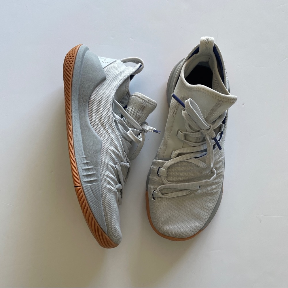 UNDER ARMOUR CURRY 5 GREY WITH GUM SOLES - Picture 3 of 9